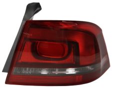 FEU ARRIÈRE VOLKSWAGEN PASSAT 2010-2014 SEDAN / EXTÉRIEUR / BASE FONCÉE / DROIT